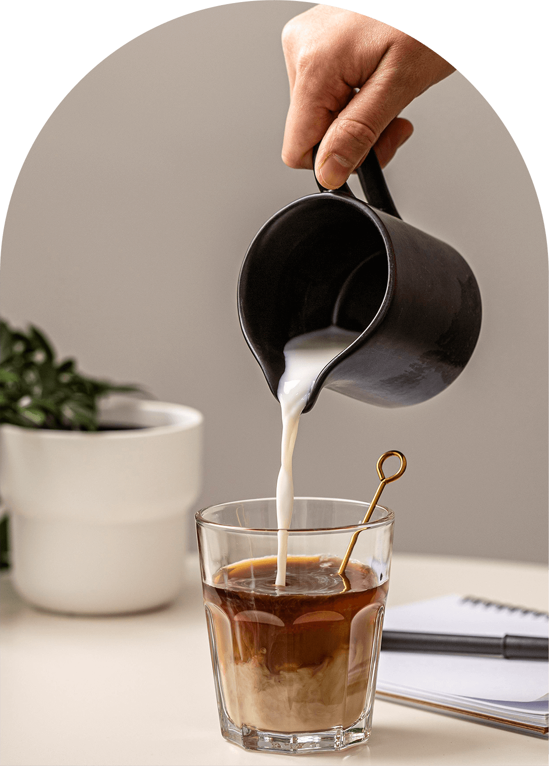 Imatge d'un got amb café i llet vegana