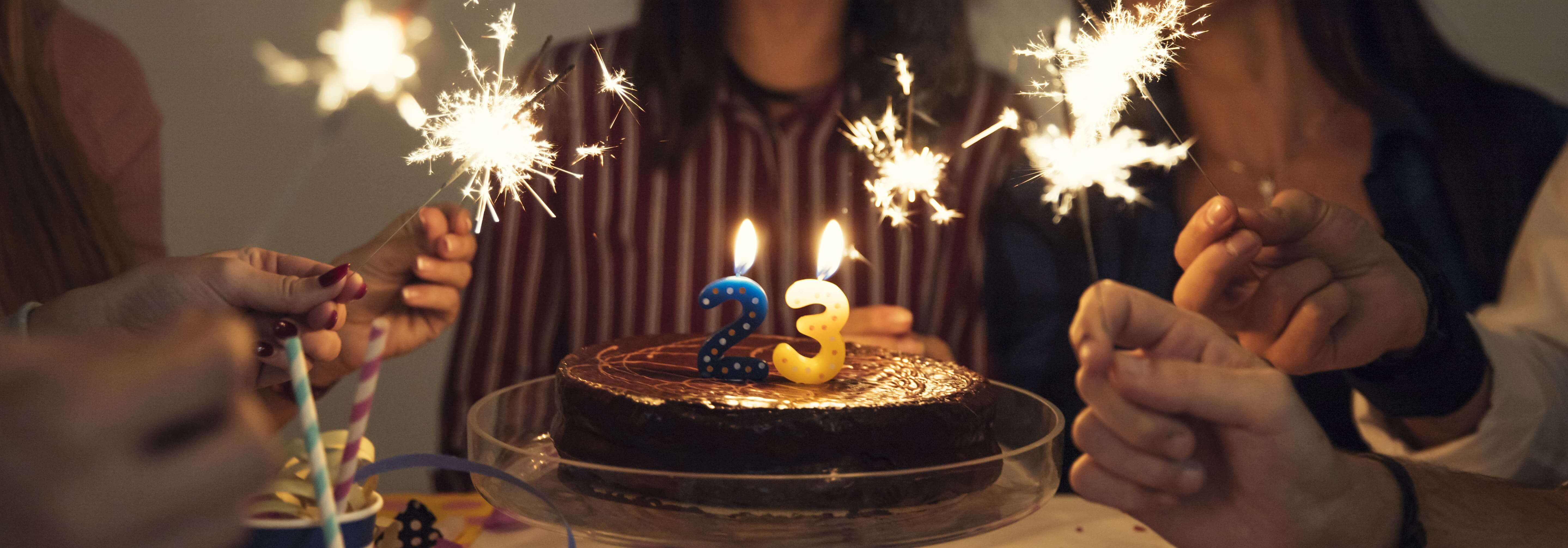 Imatge d'un pastís de anniversari de la cafeteria, s'esta celebrant un esdeveniment